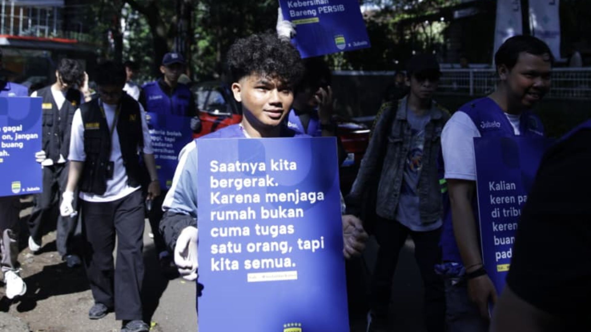Persib Kenalkan Striker Berlabel Timnas Lewat Gerakan Beberesih Bersama Masyarakat